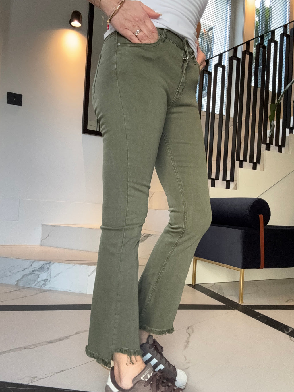 Il jeans zampetta con le frangette militare