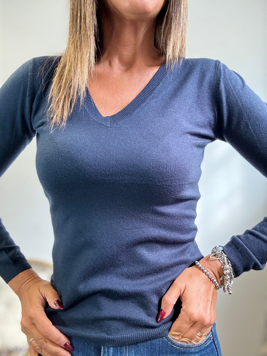 Il pull basico a V