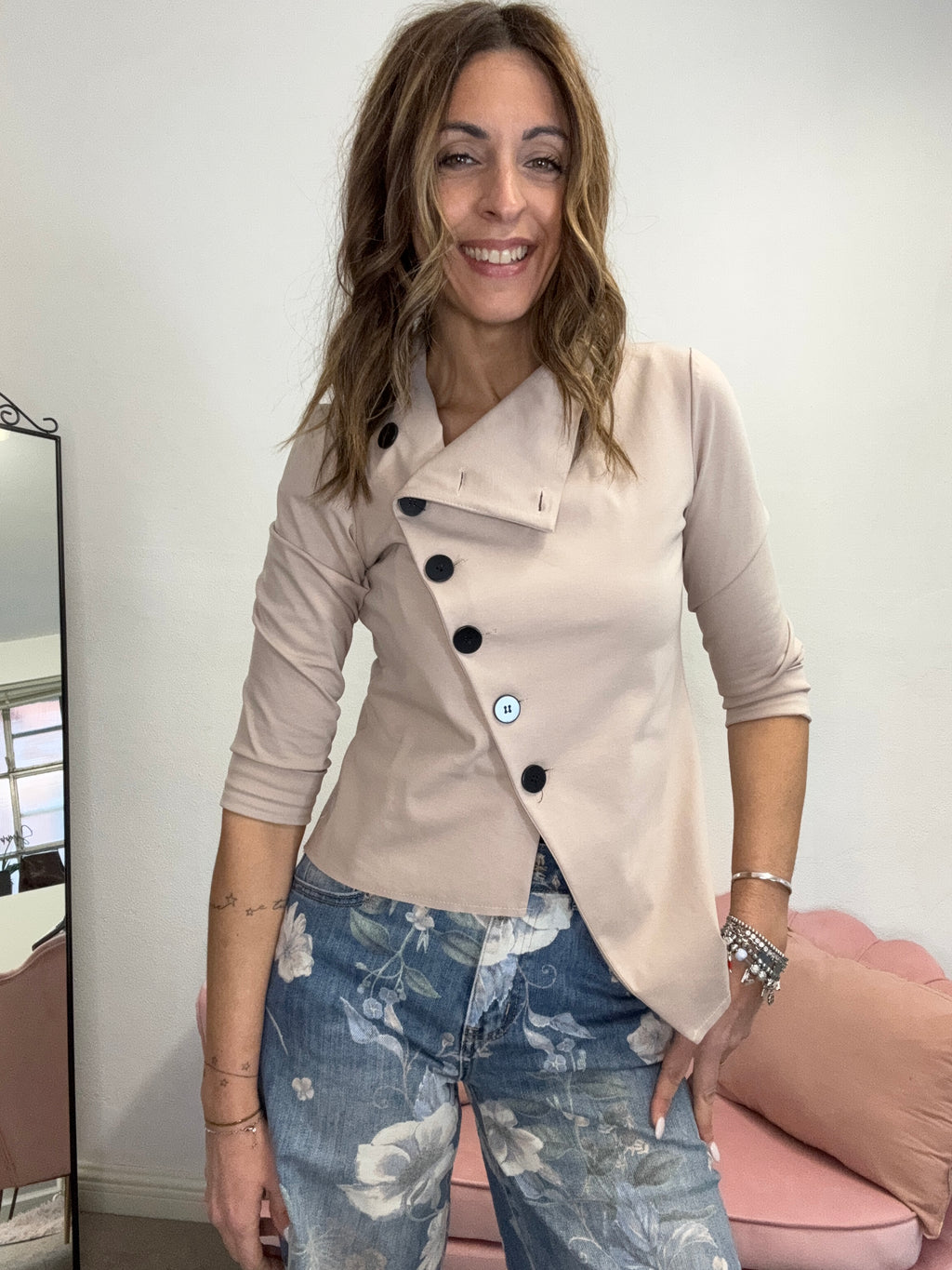 La giacca coi bottoni stondati