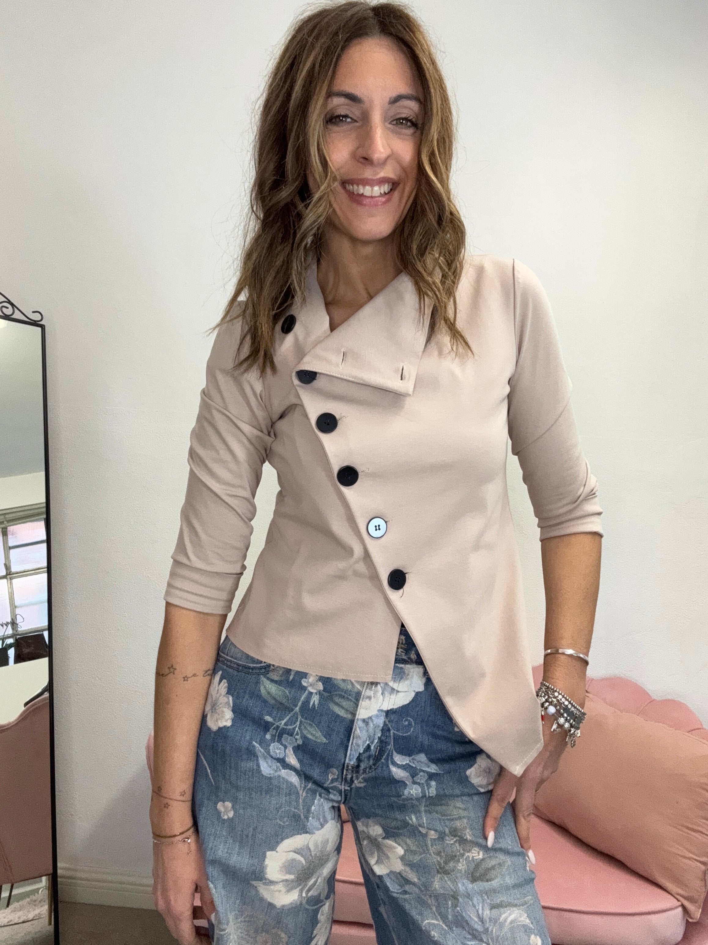 La giacca coi bottoni stondati