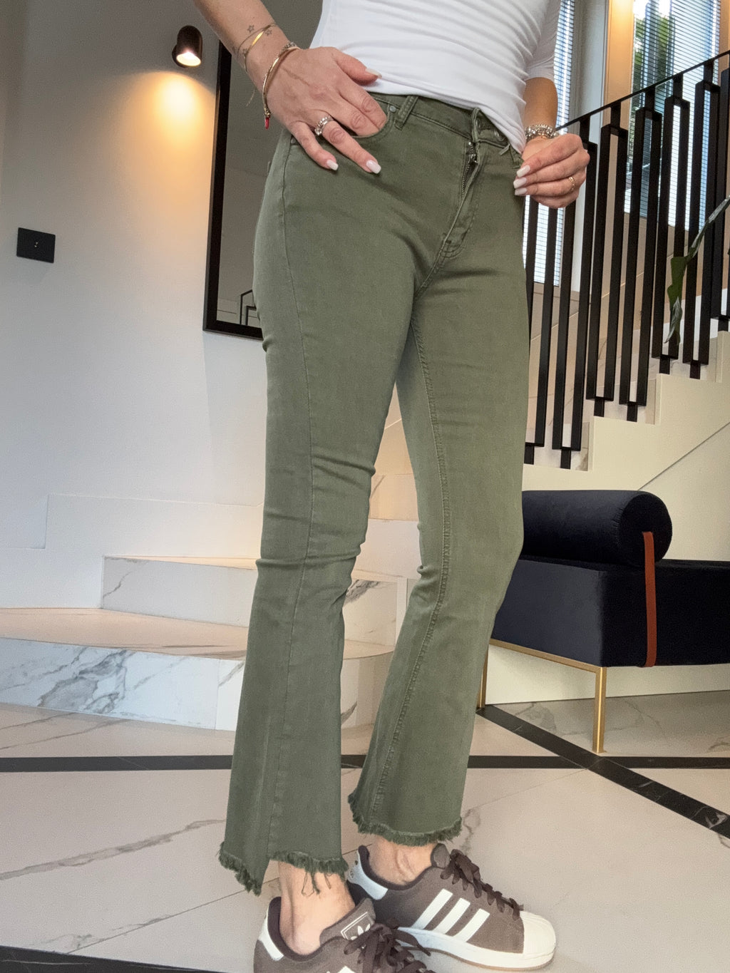 Il jeans zampetta con le frangette militare