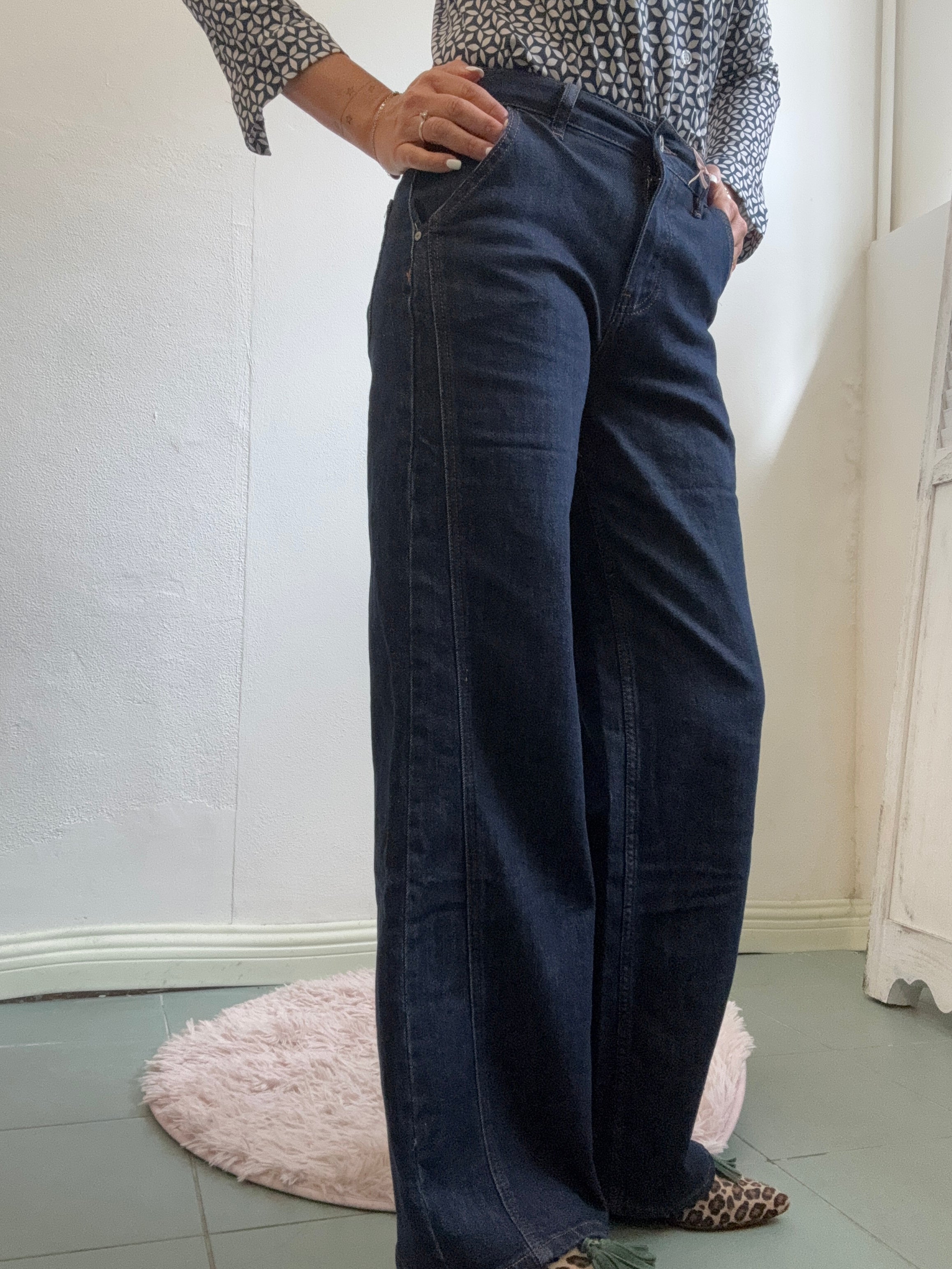 Il jeans con la cucitura di sbieco