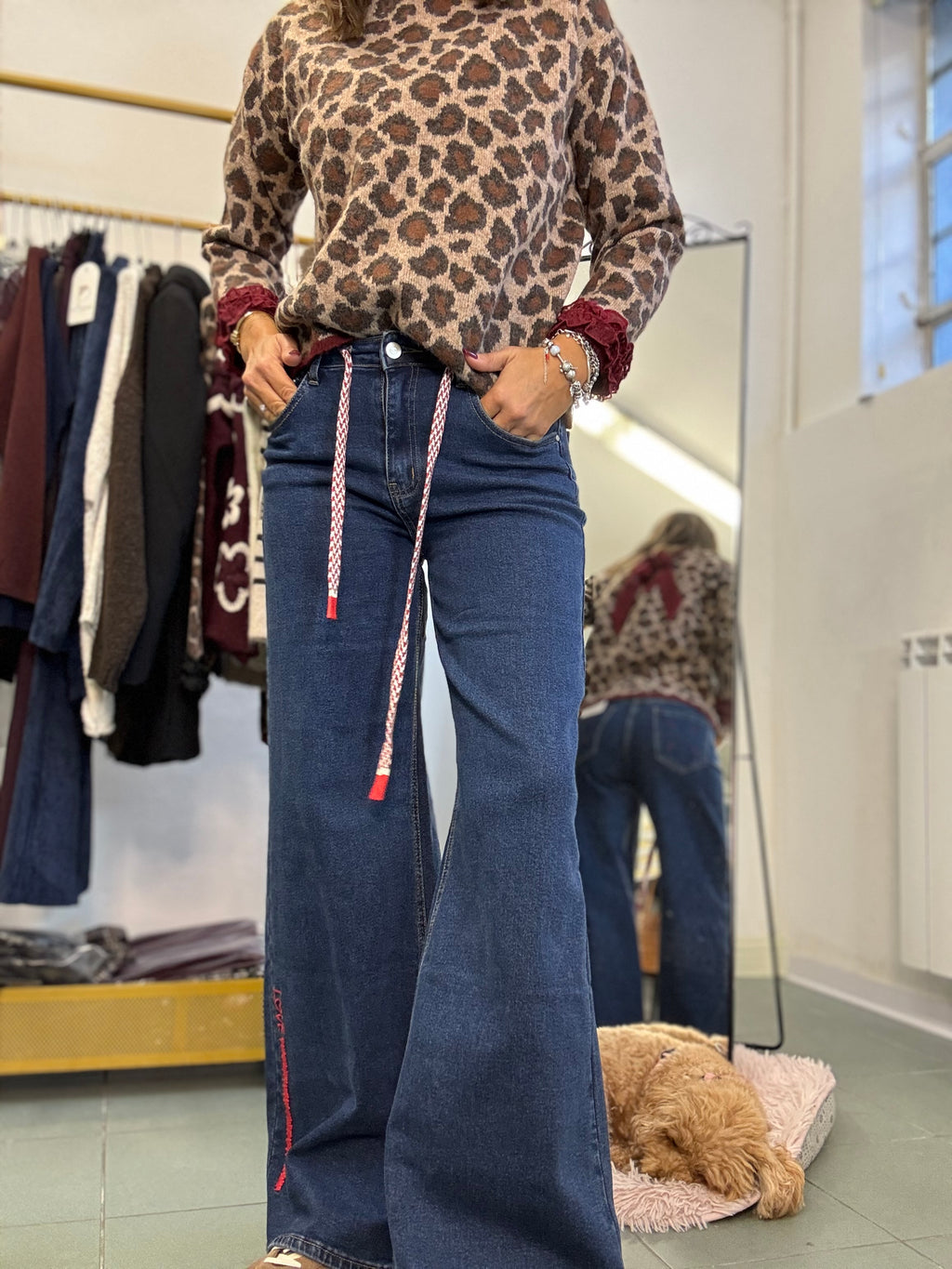 Il jeans coi profili rossi