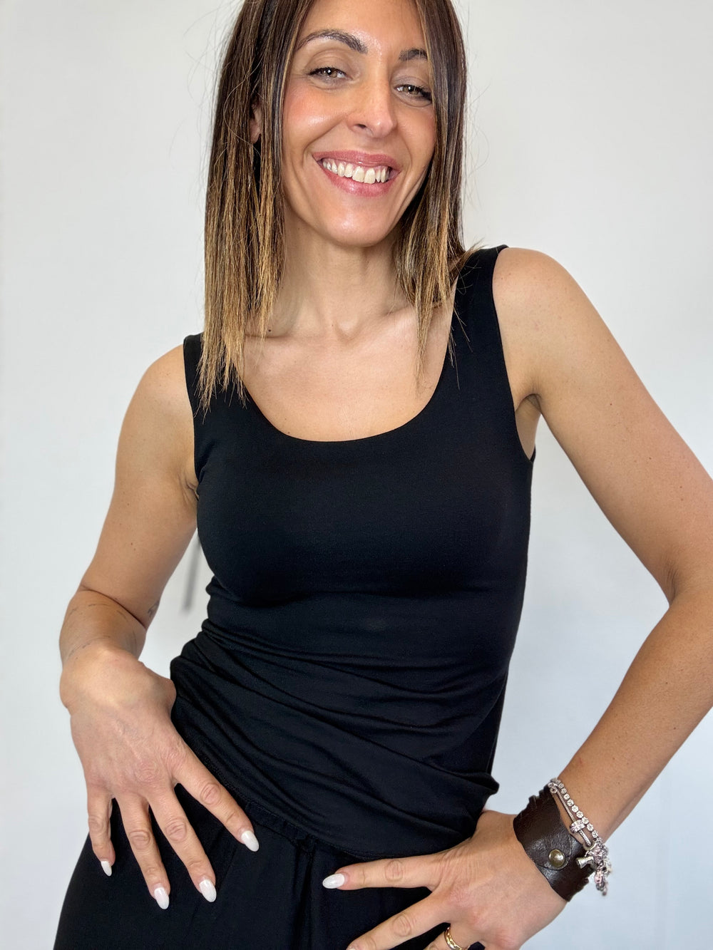 La canotta basica spalla larga ( tanti colori )