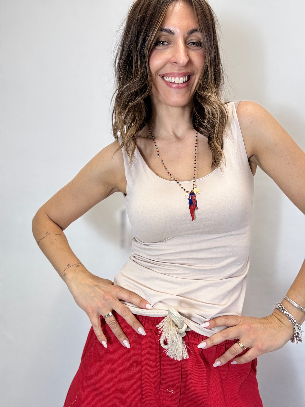 La canotta basica spalla larga ( tanti colori )