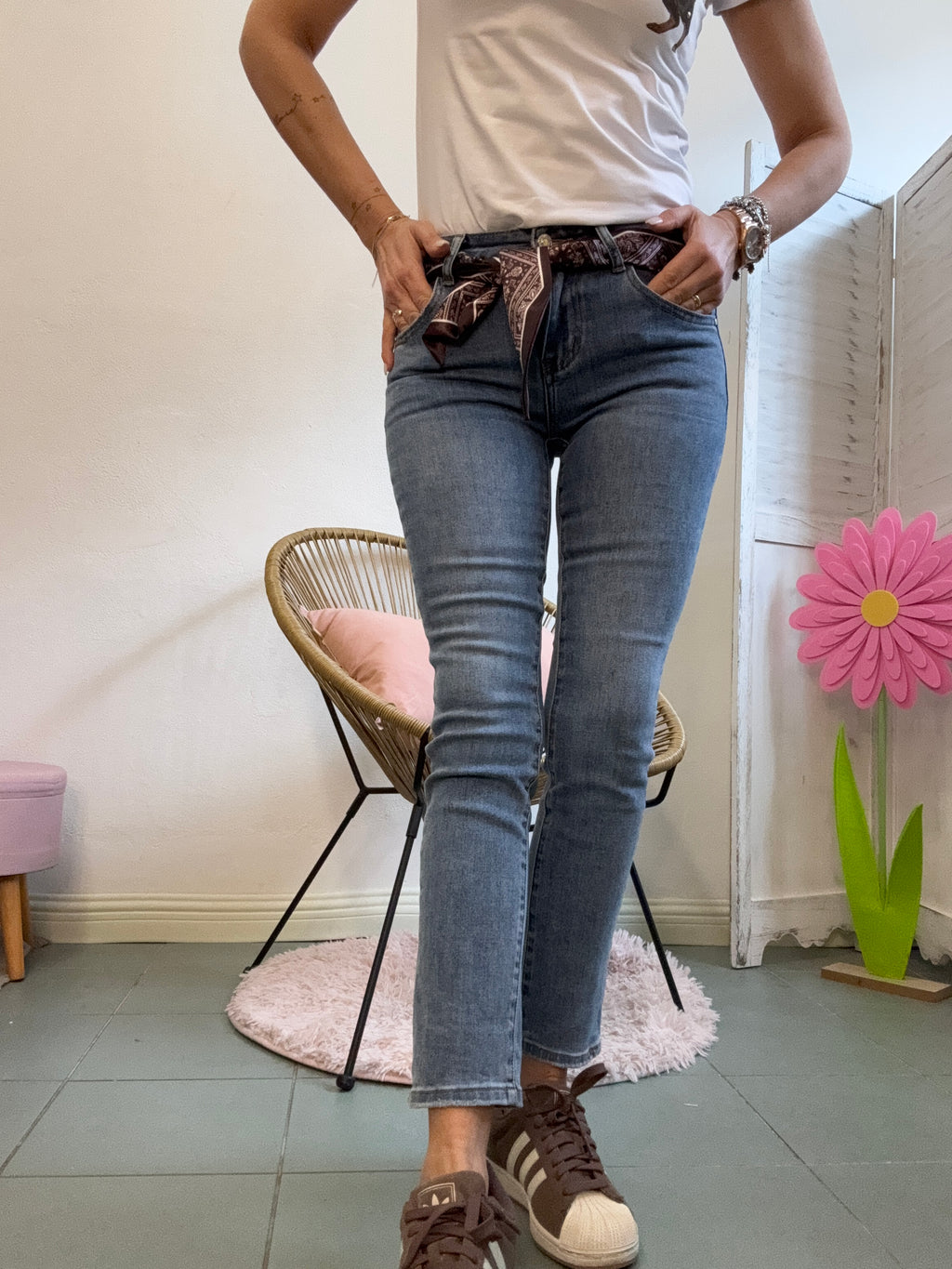 Il jeans skinny con la cintura foulard