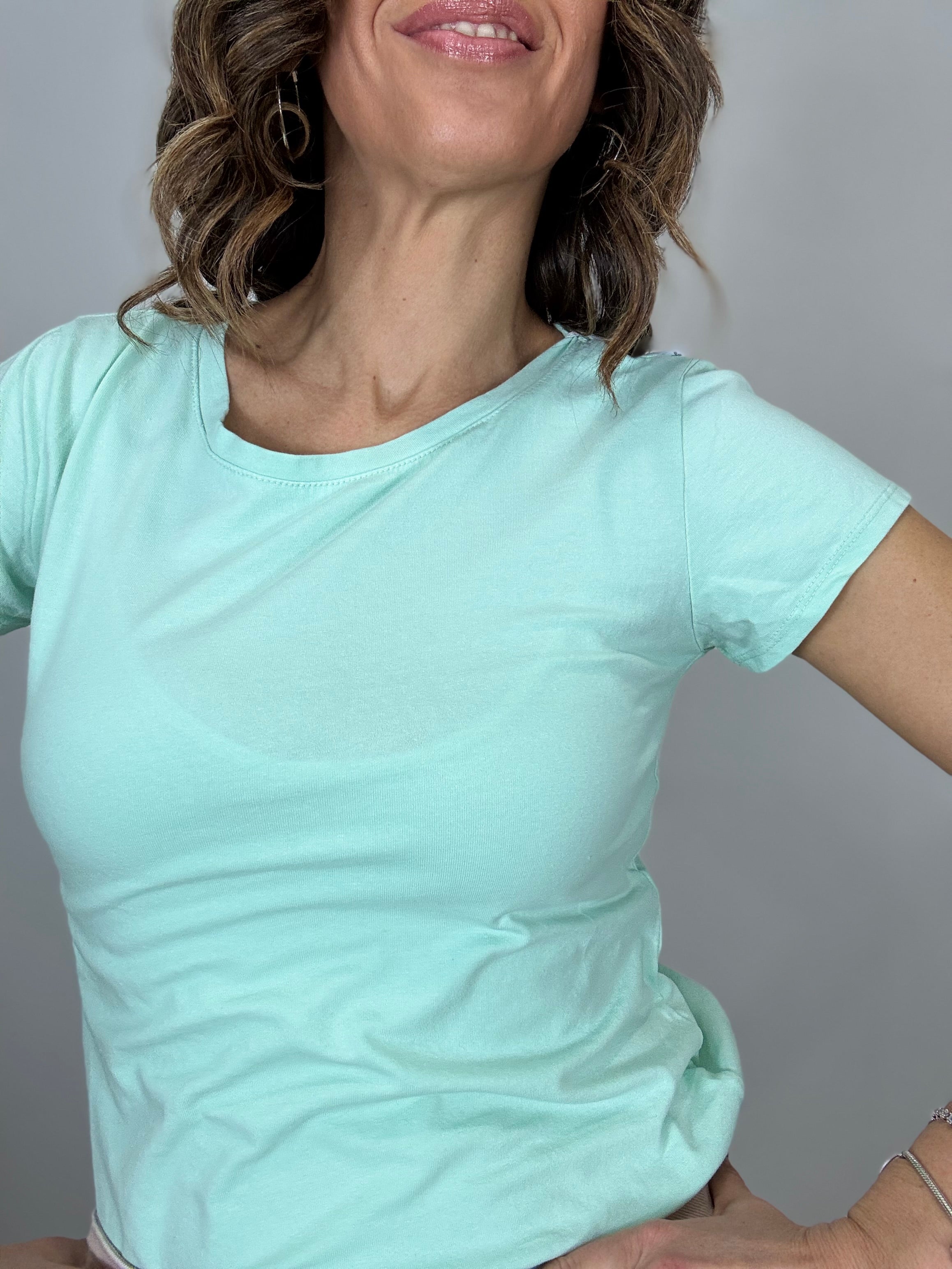 La t-shirt basica in diversi colori