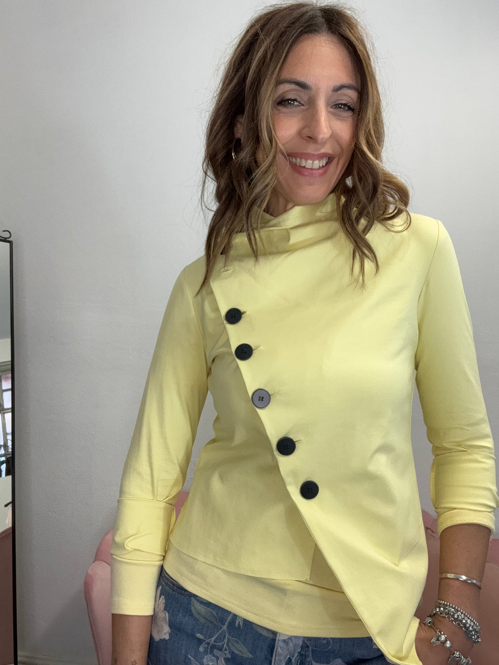 La giacca coi bottoni stondati