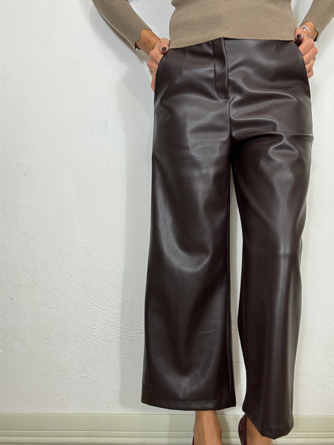 Pantalone trombetta di ecopelle in due colori ( nero e marrone )