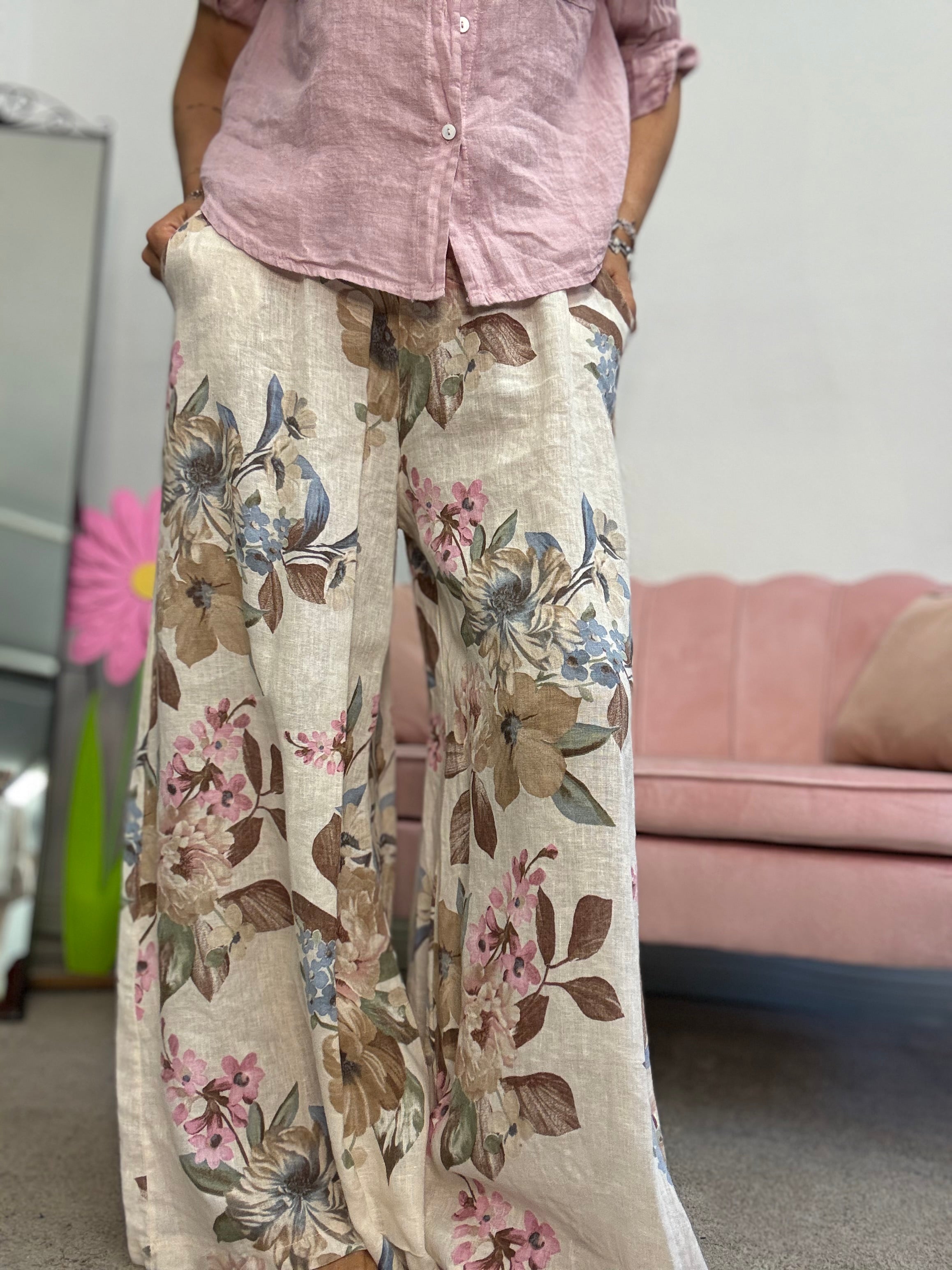 Il pantalone in lino fiori di pesco