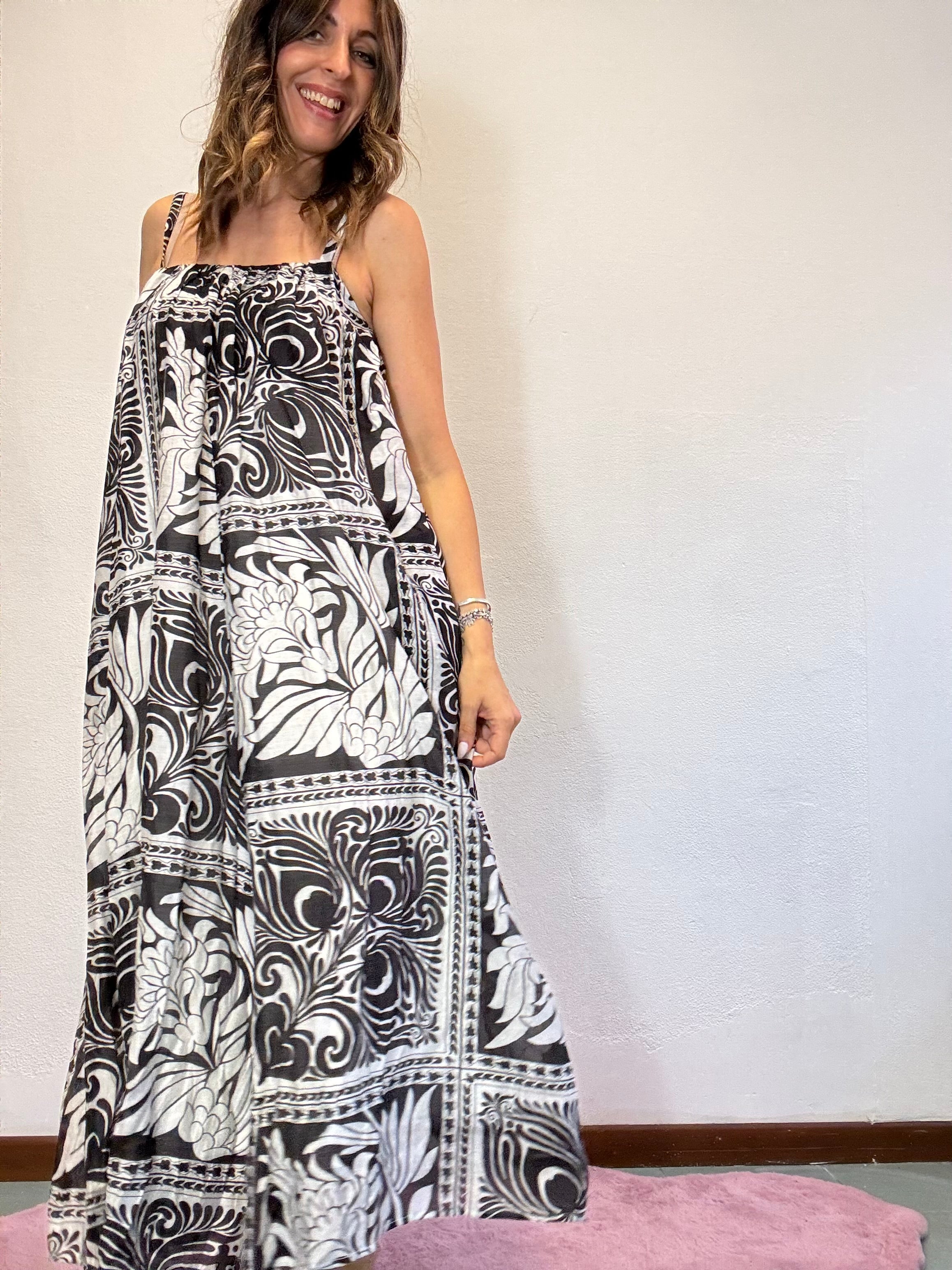 La tuta che sembra un abito nero