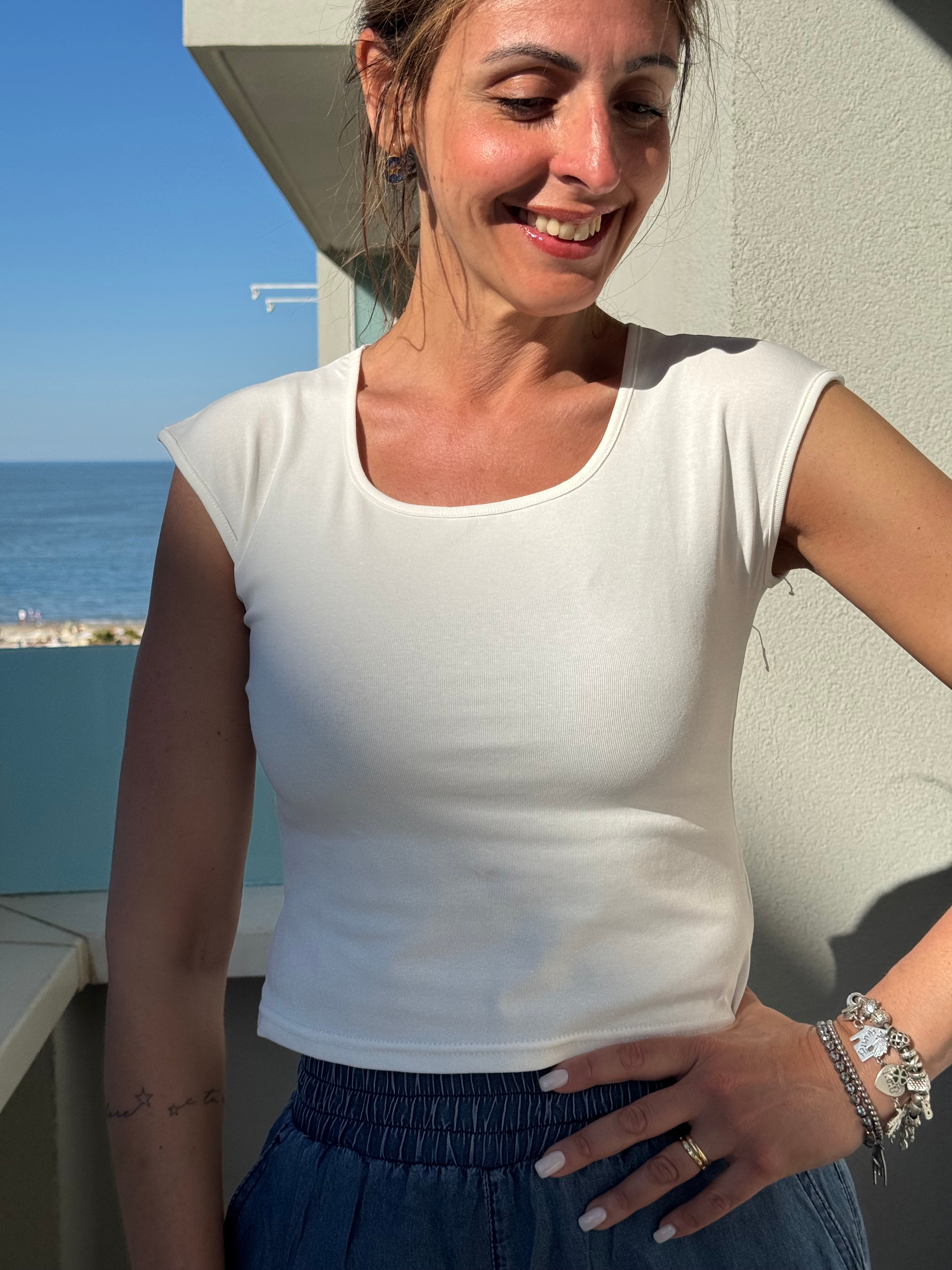 La t-shirt con lo scollo quadrato