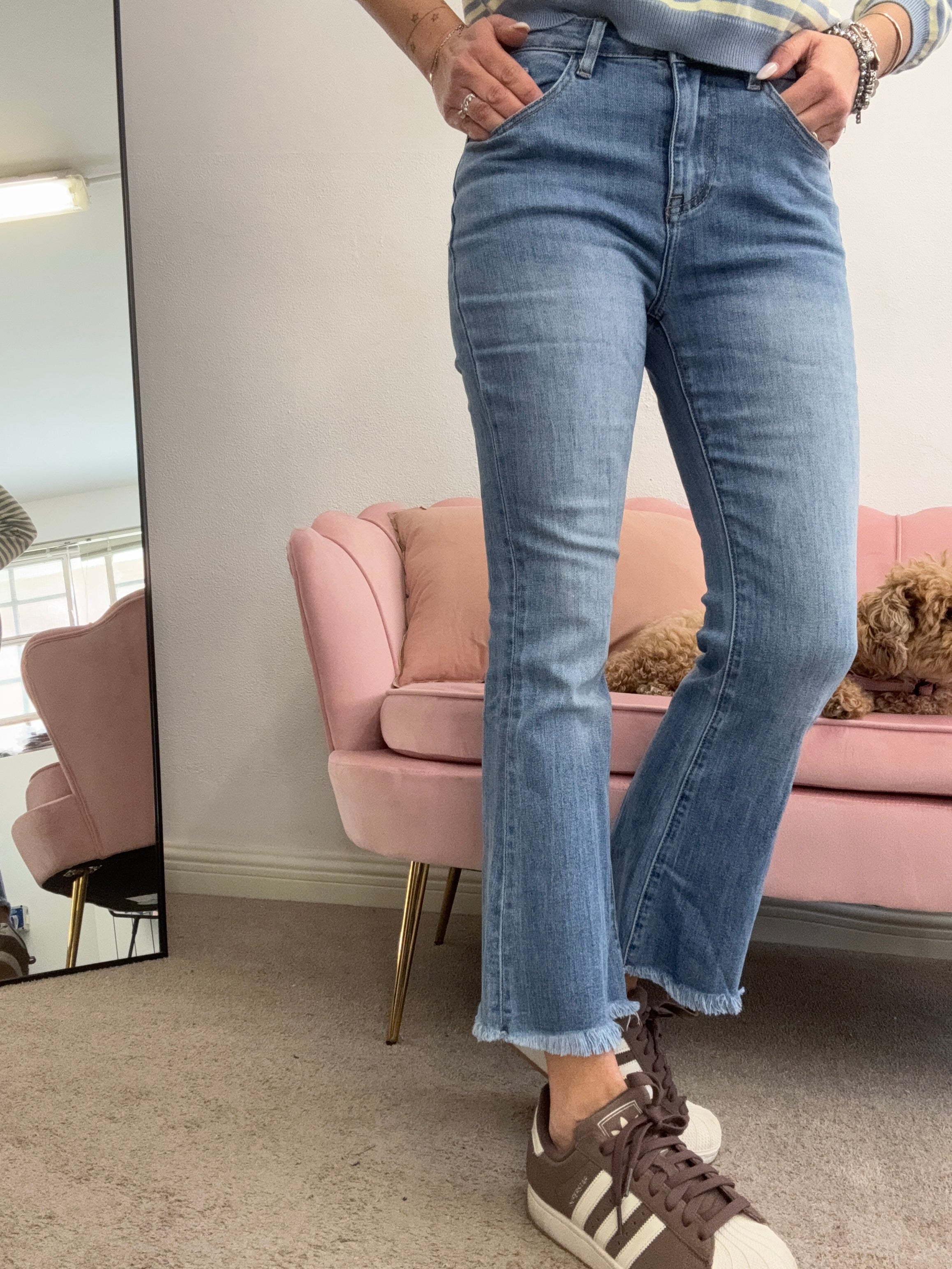 Il jeans zampetta con le frangette