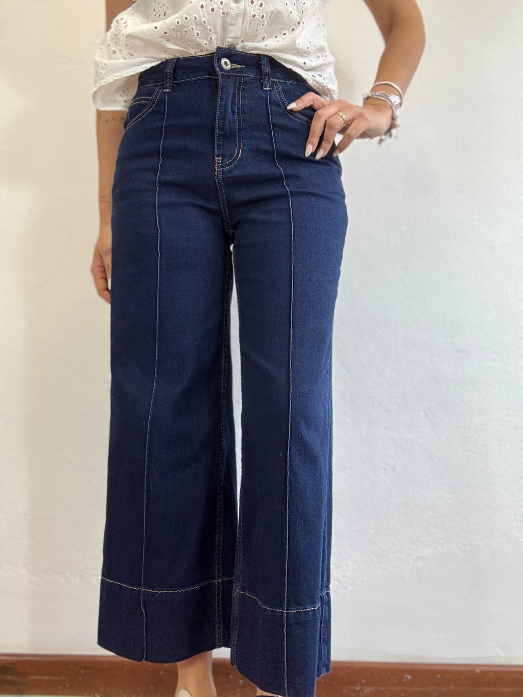 Il jeans elasticizzato alla caviglia con la cucitura davanti