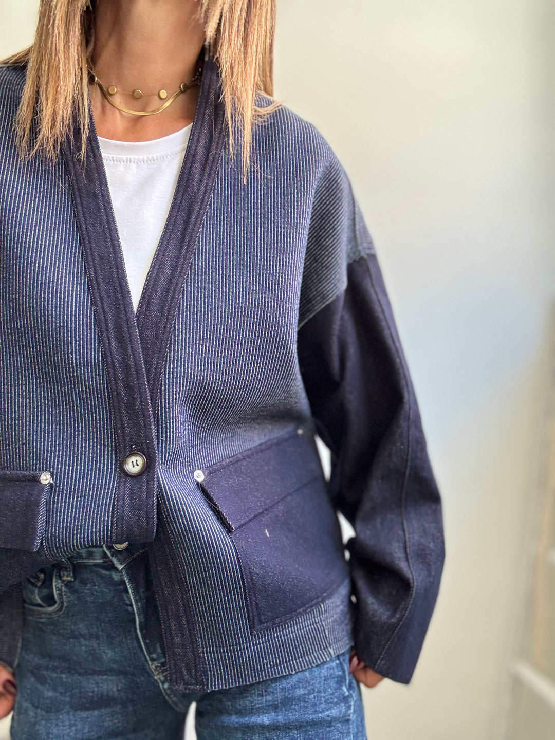 Il cardigan over denim