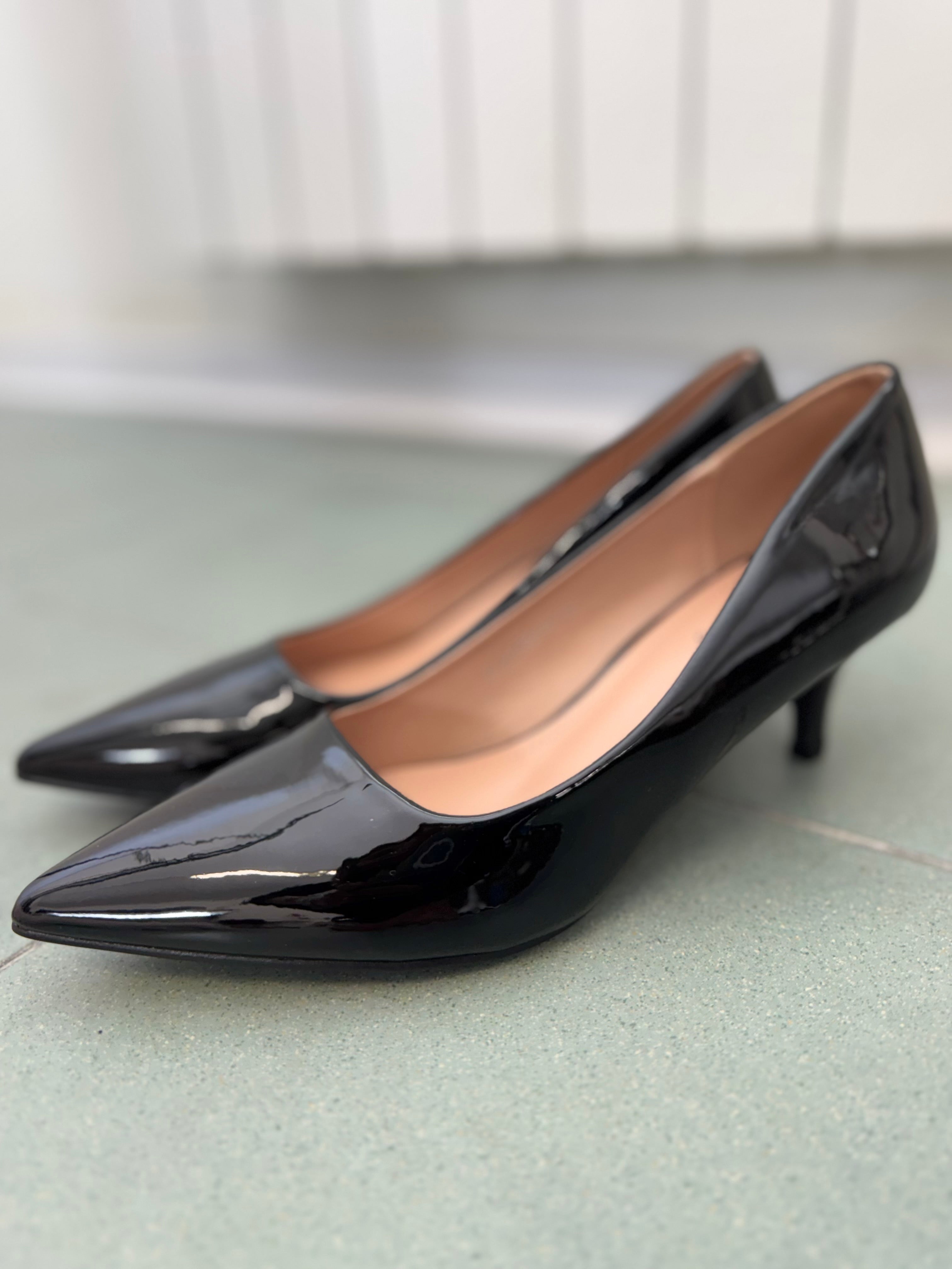 La décolleté in vernice col tacco basso