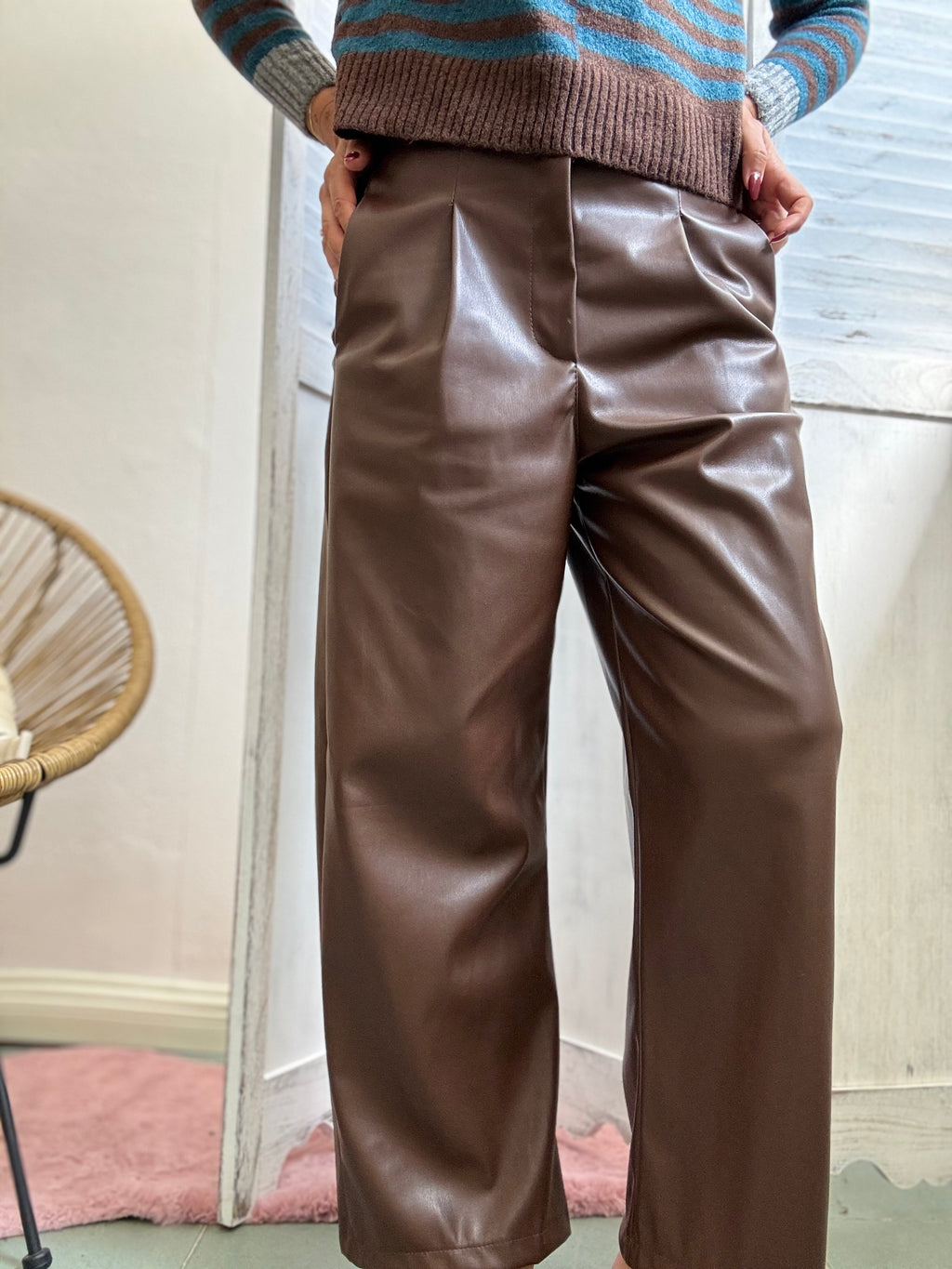 Il pantalone egg in ecopelle