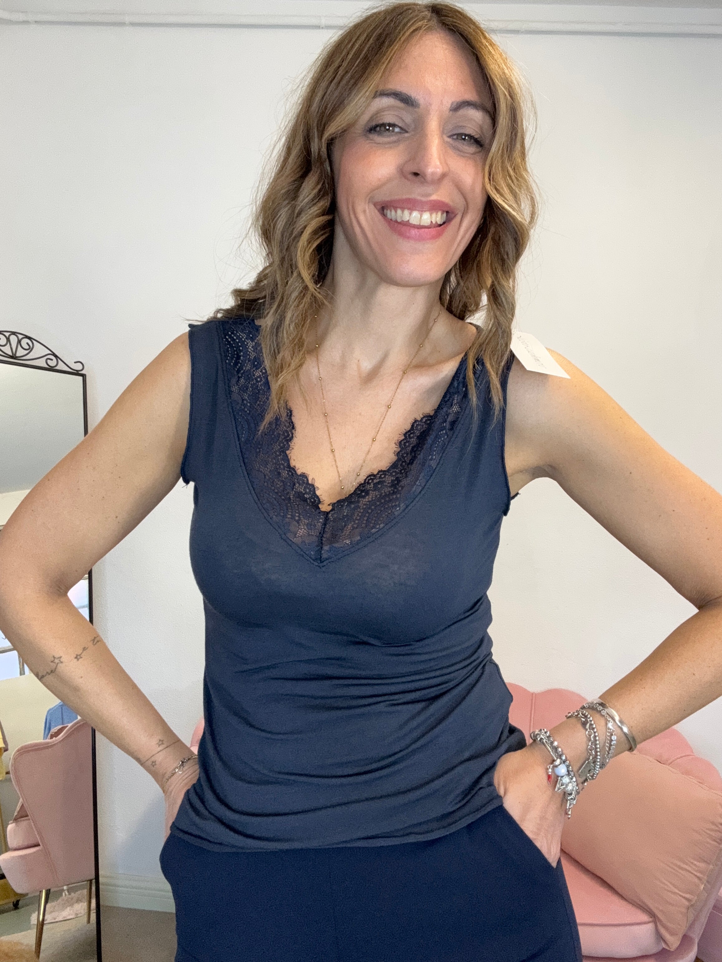 La canotta Cachemiretta col pizzo