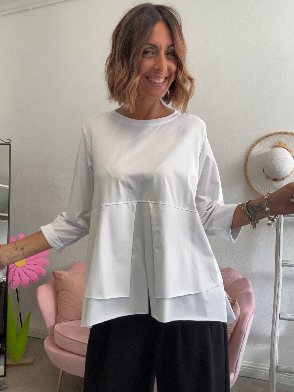 La t-shirt irregolare coi bottoni dietro