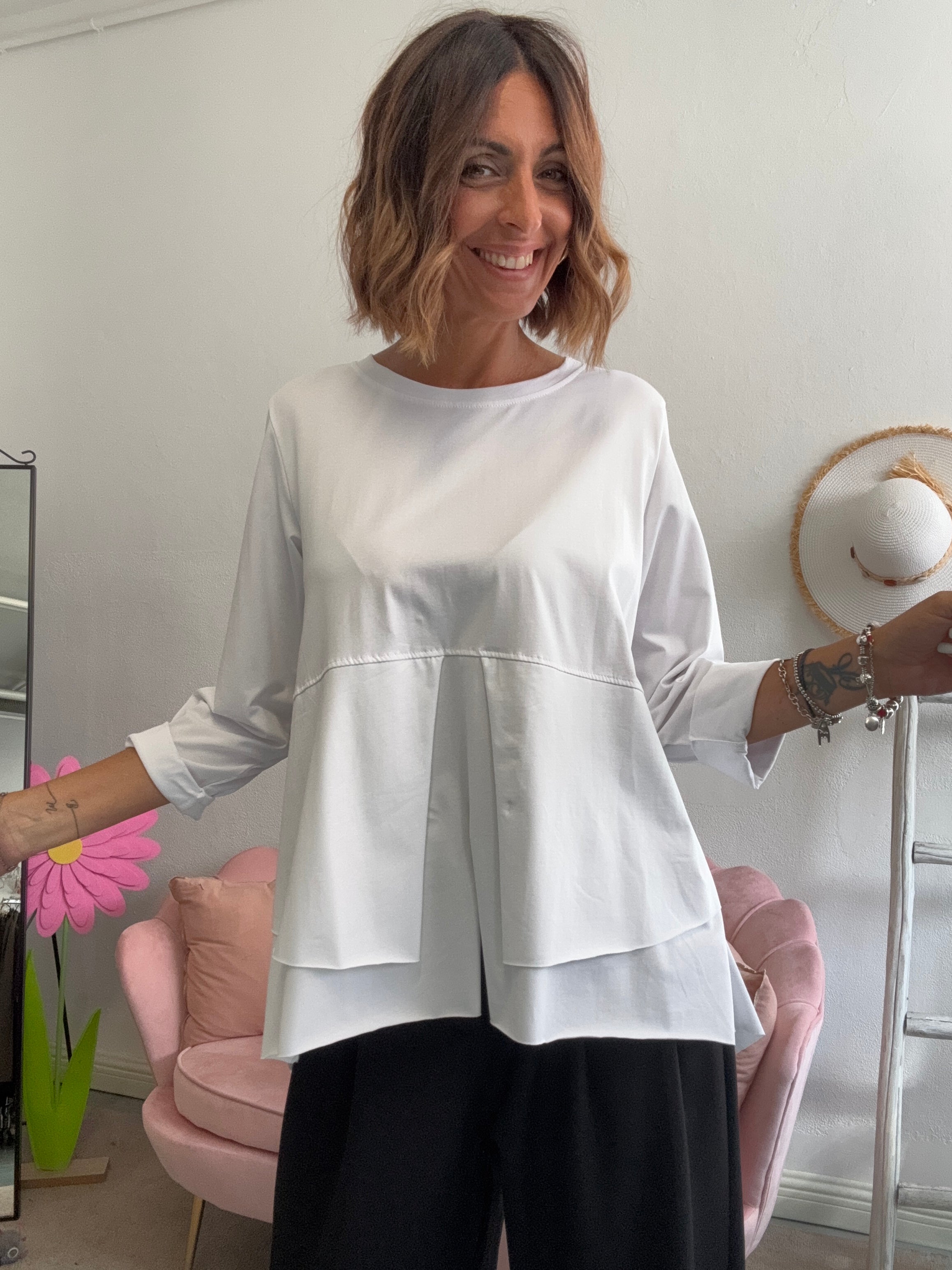 La t-shirt irregolare coi bottoni dietro