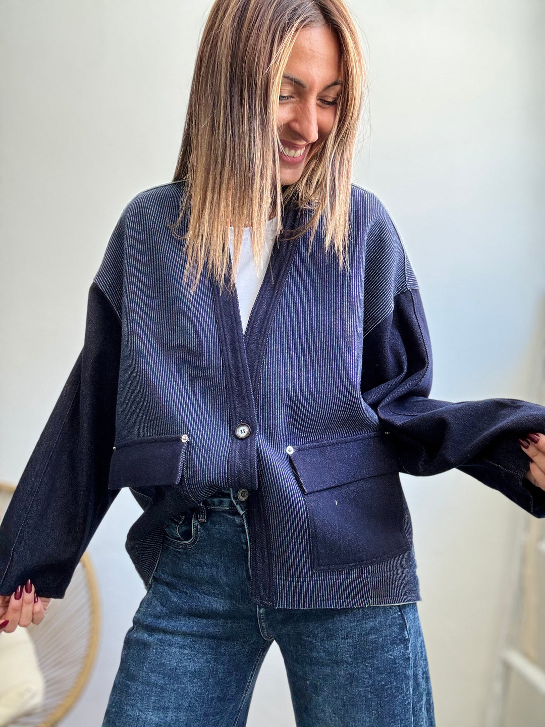 Il cardigan over denim