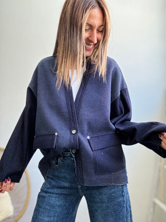 Il cardigan over denim