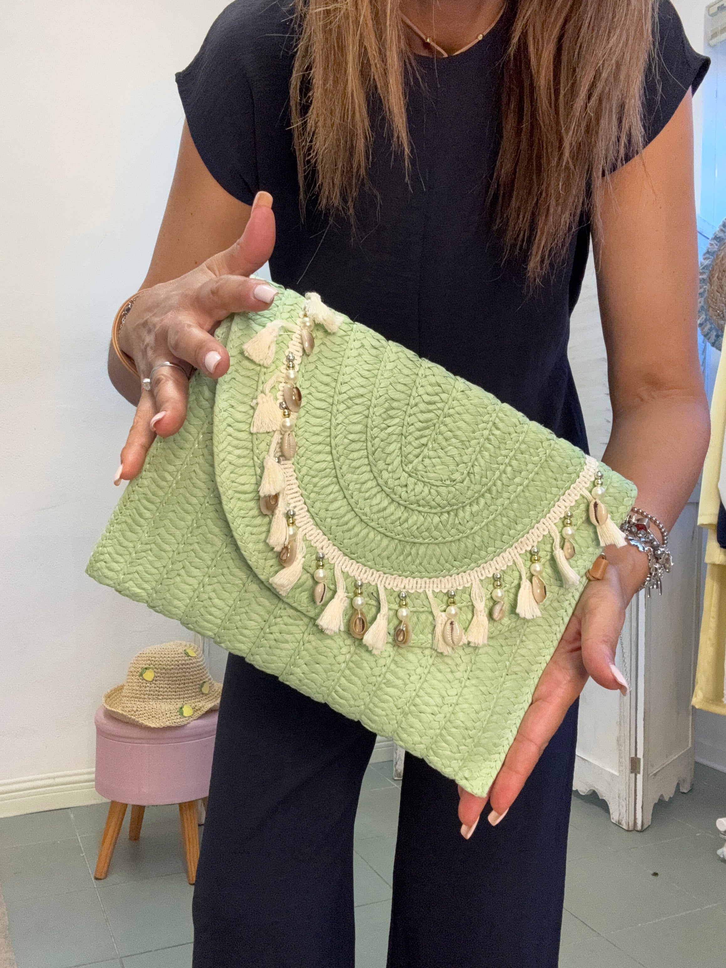 La pochette in paglia con la tracolla