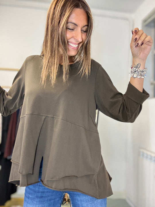 La maxi t-shirt coi bottoni dietro