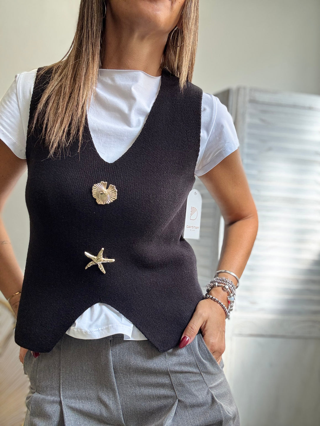 Il gilet di maglia con i gioielli