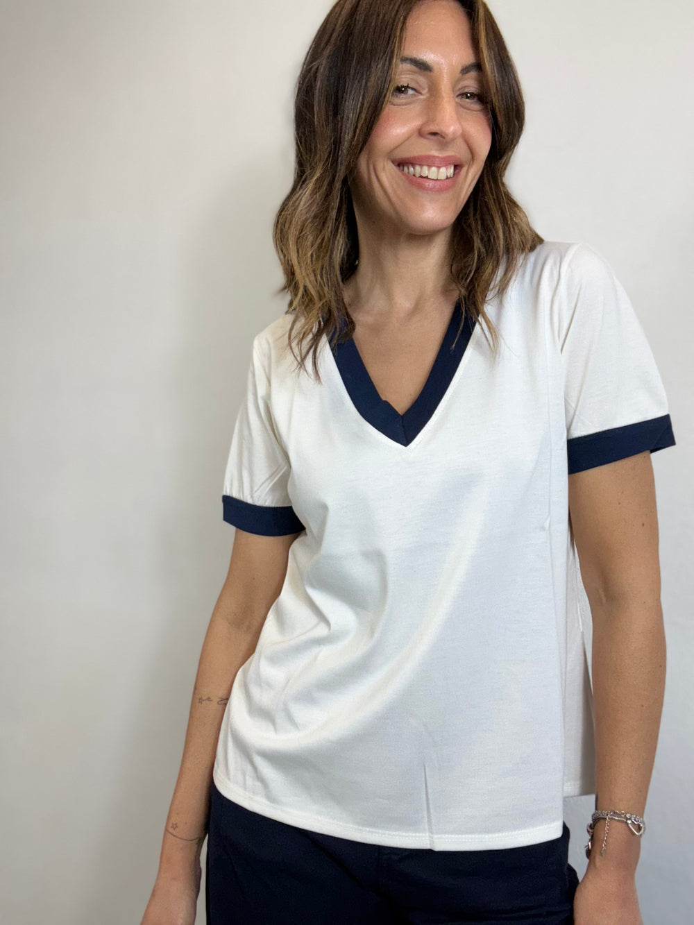 La t-shirt scollo a V coi bordi a contrasto