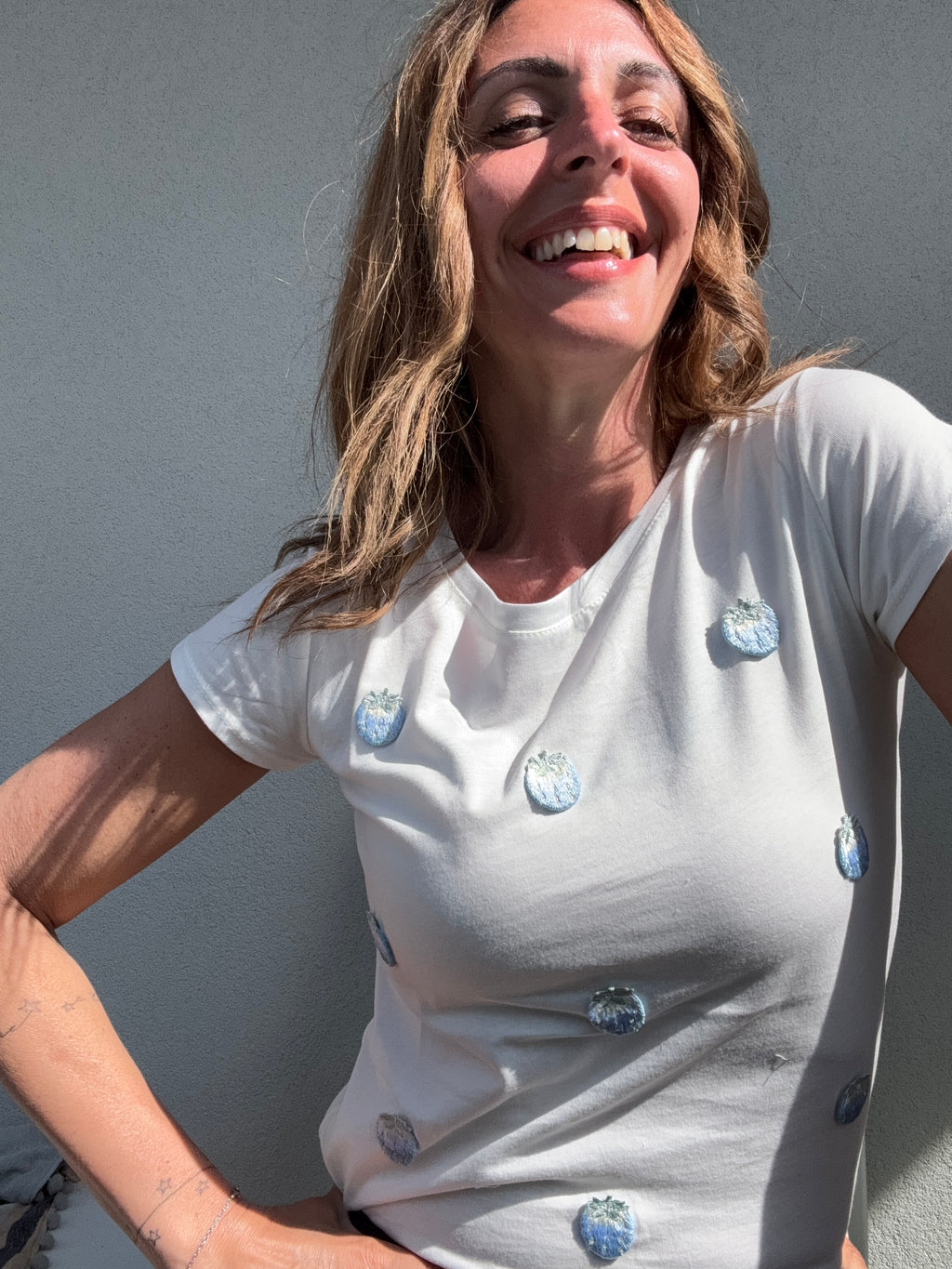 La t-shirt fragoline azzurre