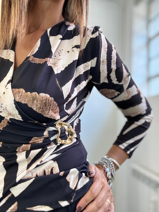 La blusa incrociata col dettaglio gioiello