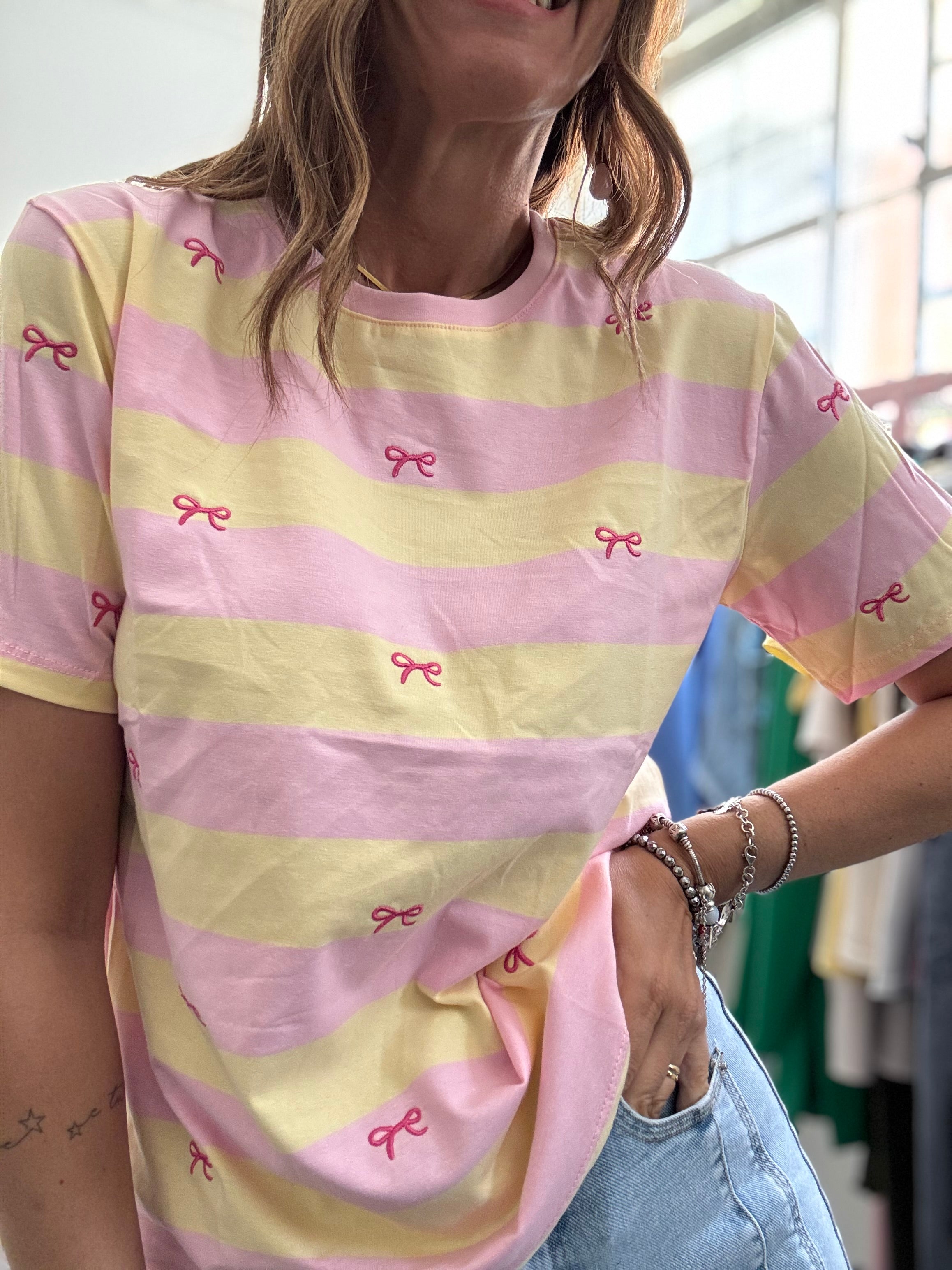 La t-shirt righe e fiocchetti