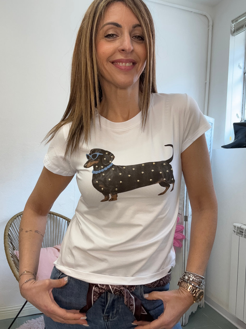 La t-shirt del collare colorato