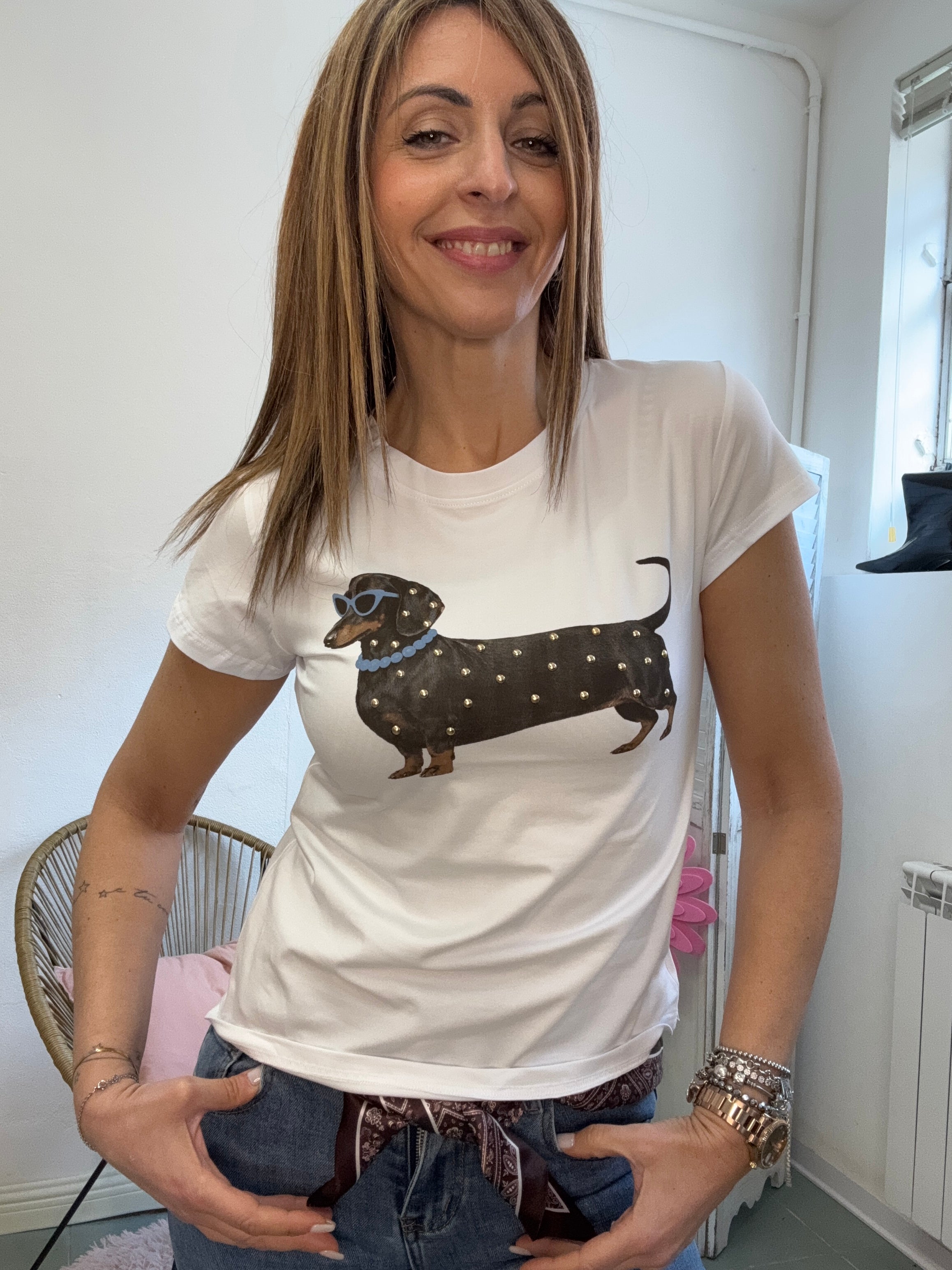 La t-shirt del collare colorato