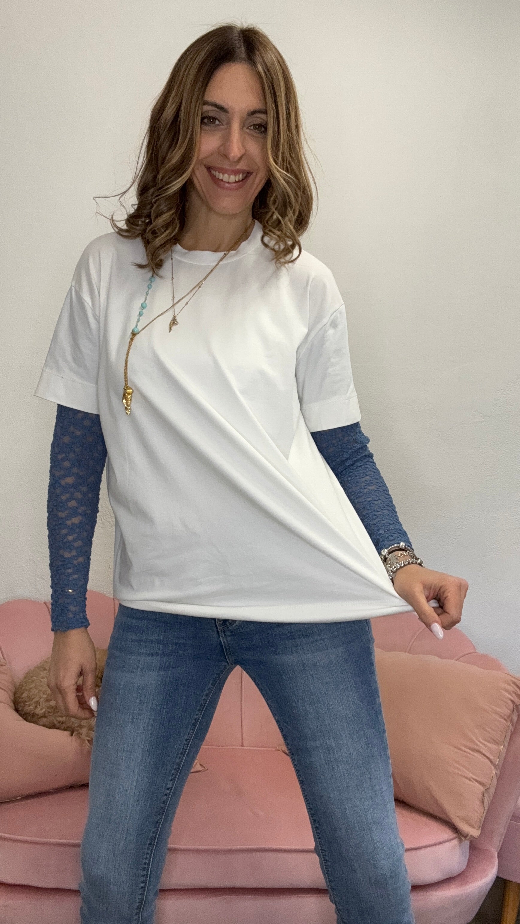 La t-shirt con le maniche di pizzo