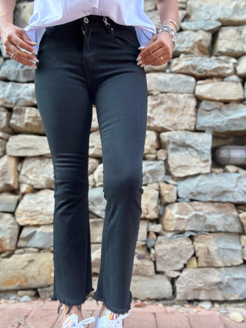 Il jeans trombetta con le frangette nero