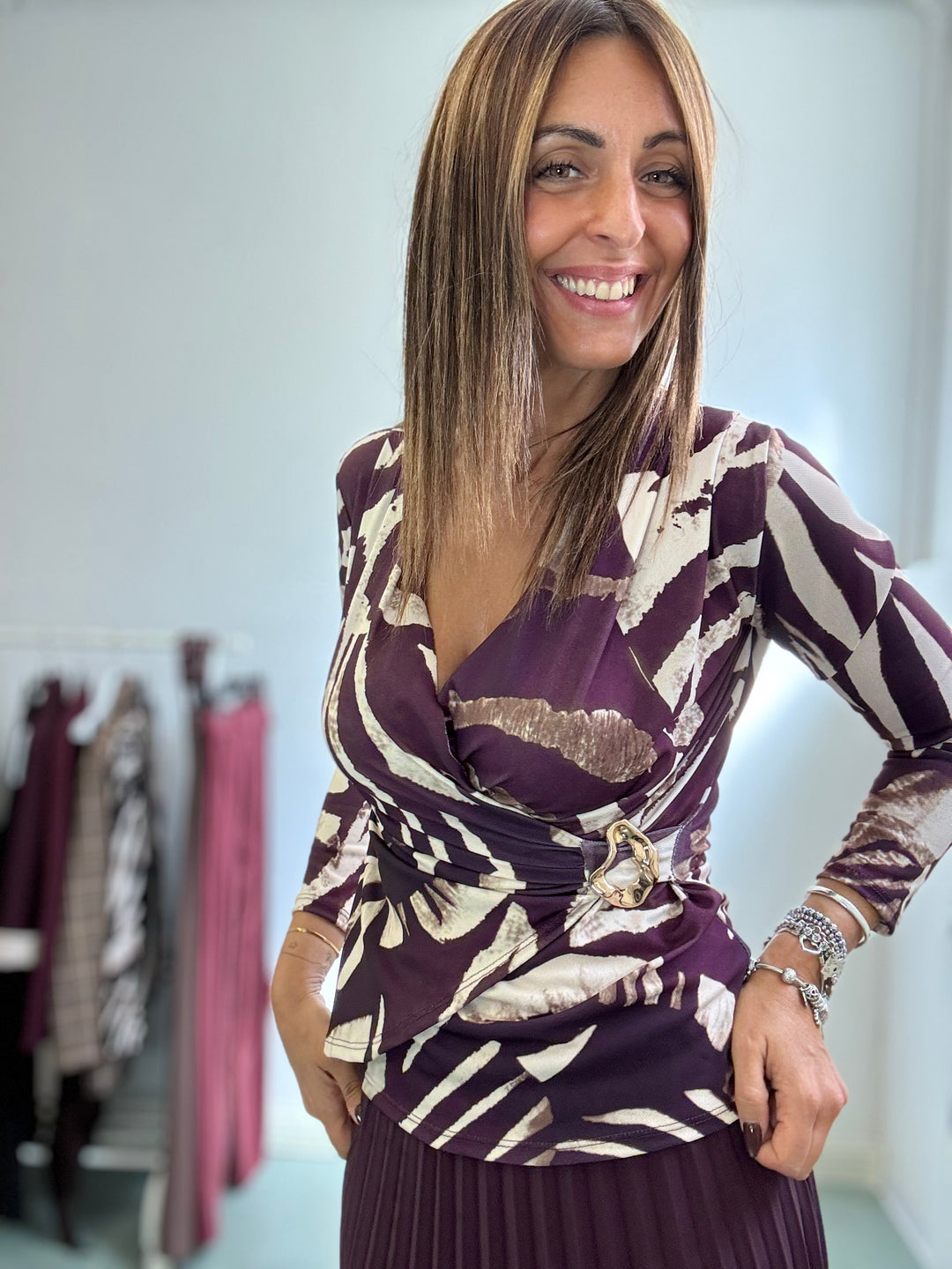 La blusa incrociata col dettaglio gioiello