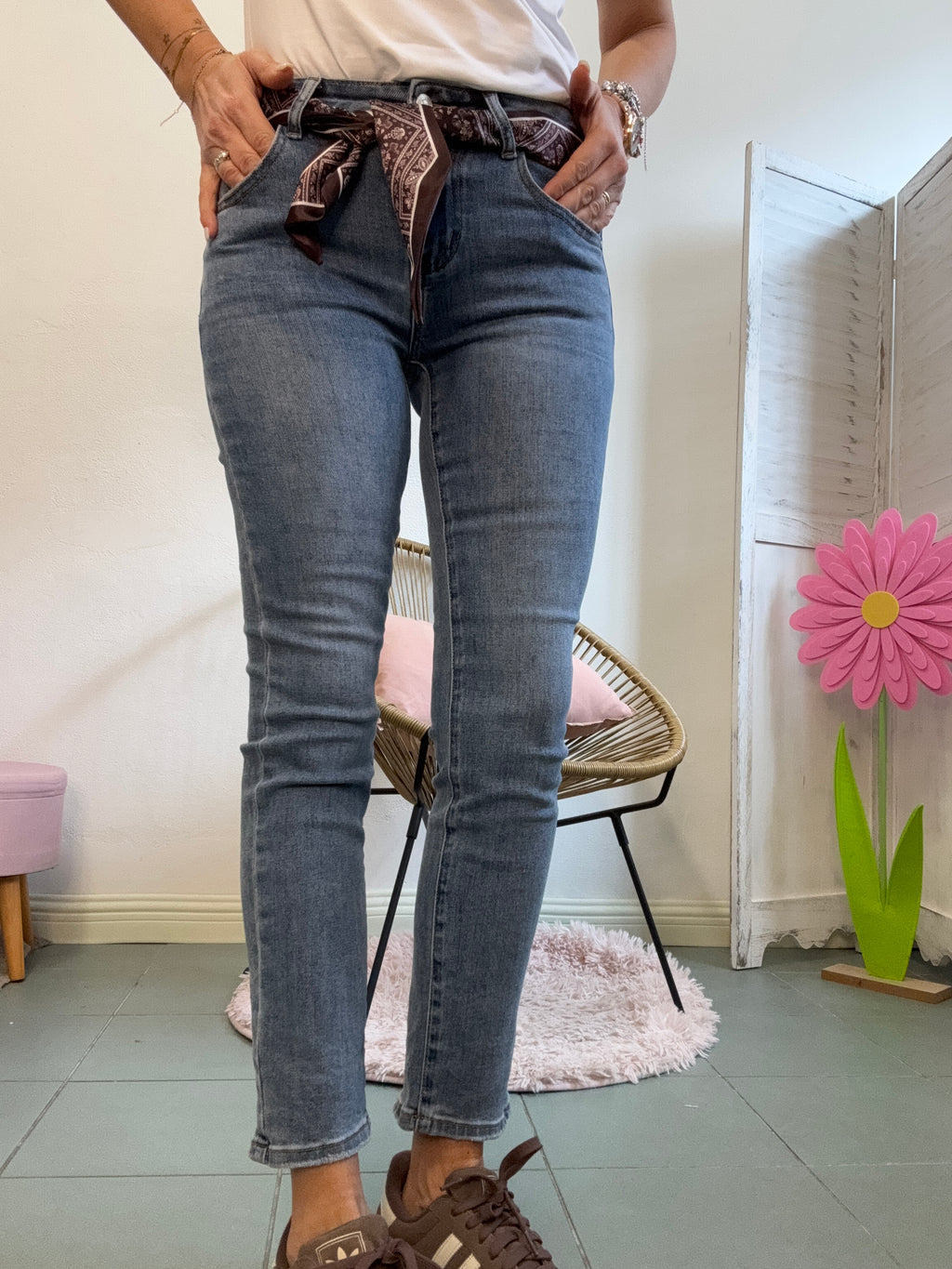 Il jeans skinny con la cintura foulard