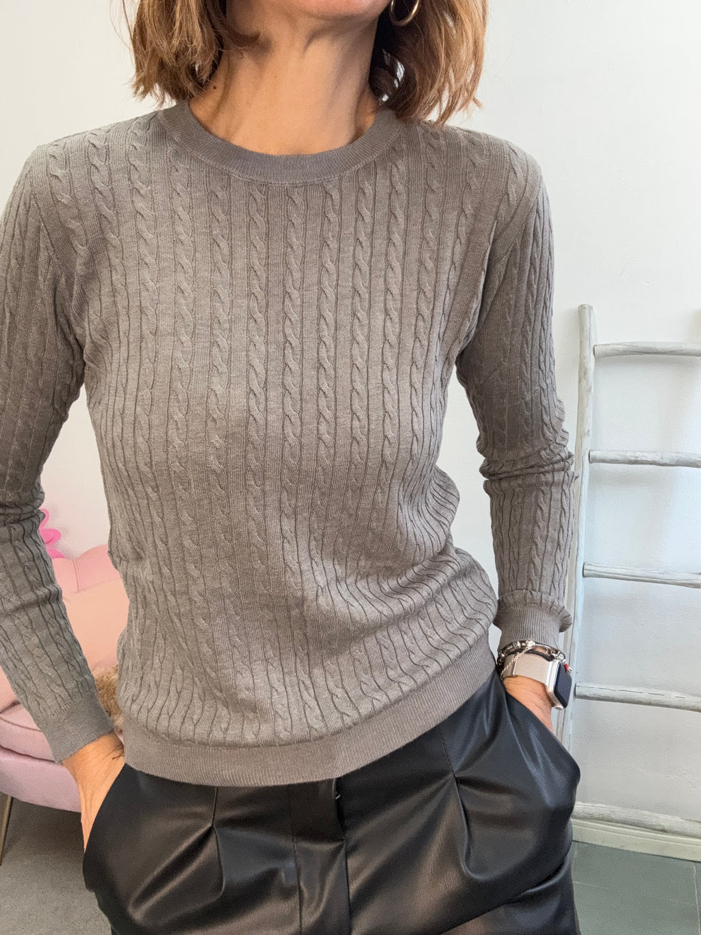 Il pull leggero con le treccine