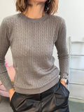 Il pull leggero con le treccine