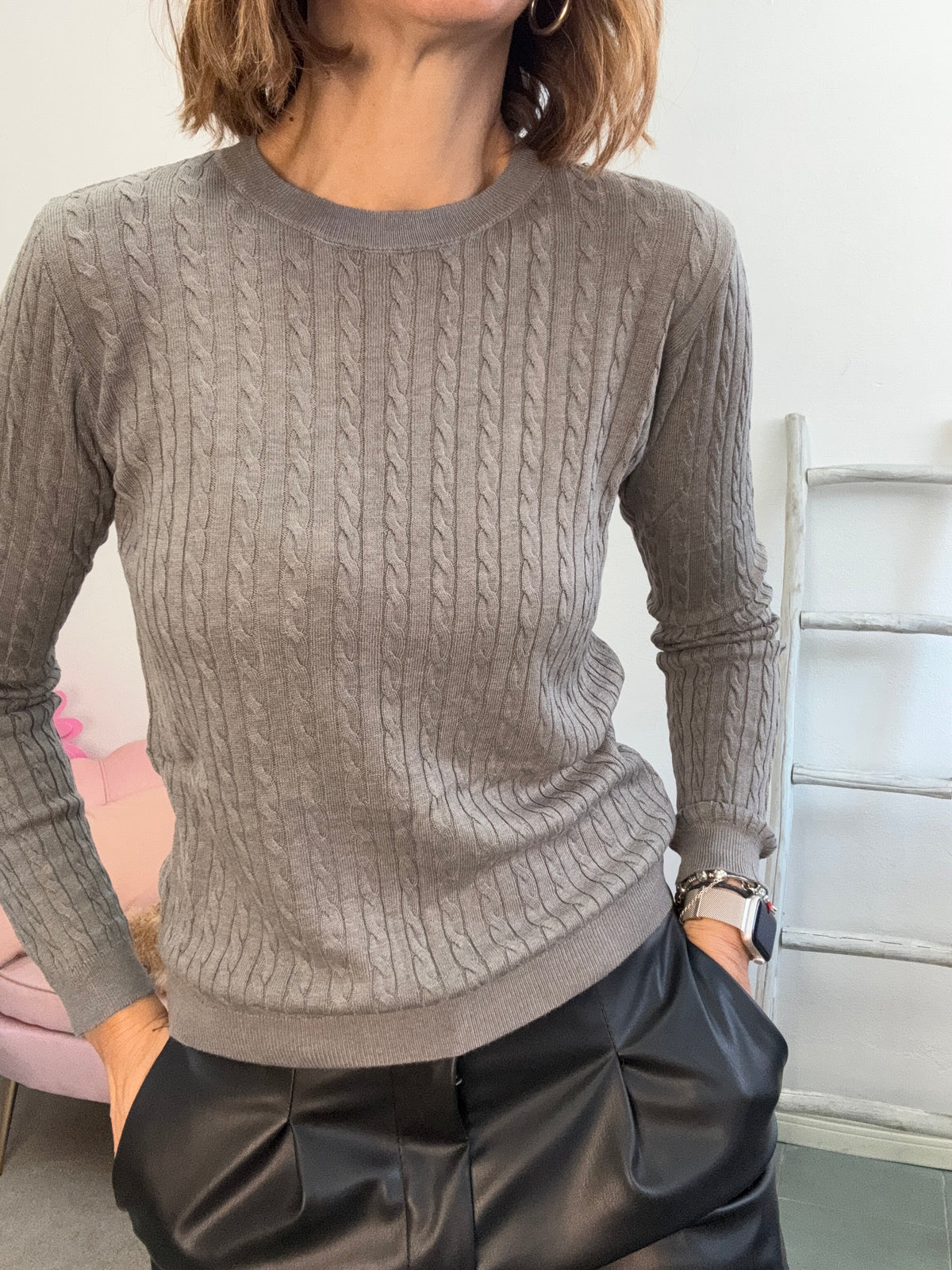 Il pull leggero con le treccine