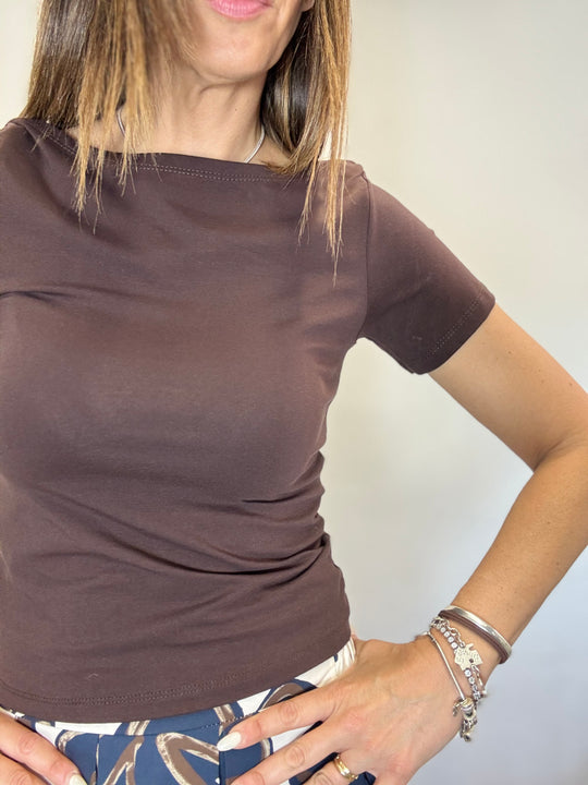 La t-shirt con lo scollo barchetta