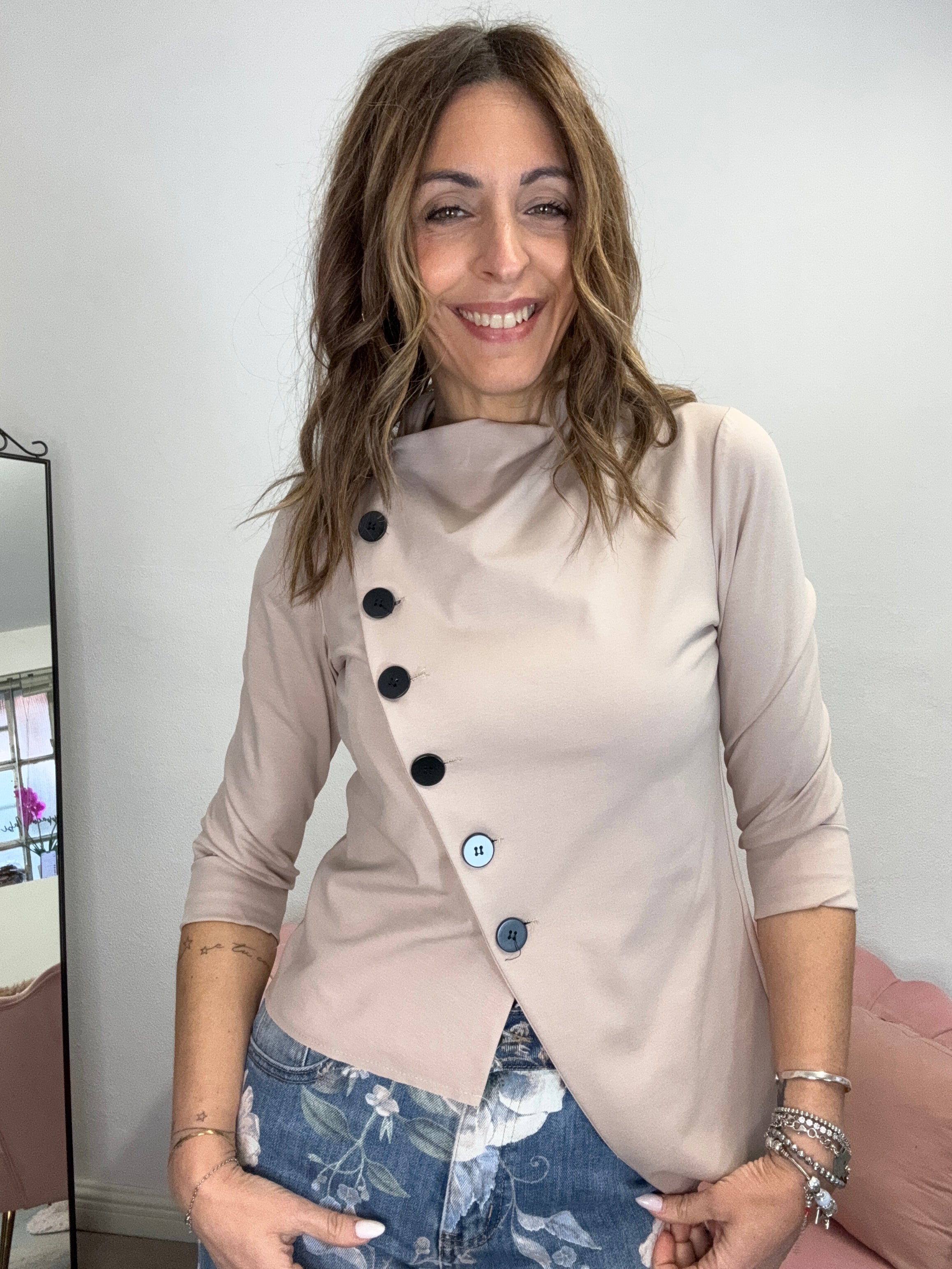 La giacca coi bottoni stondati