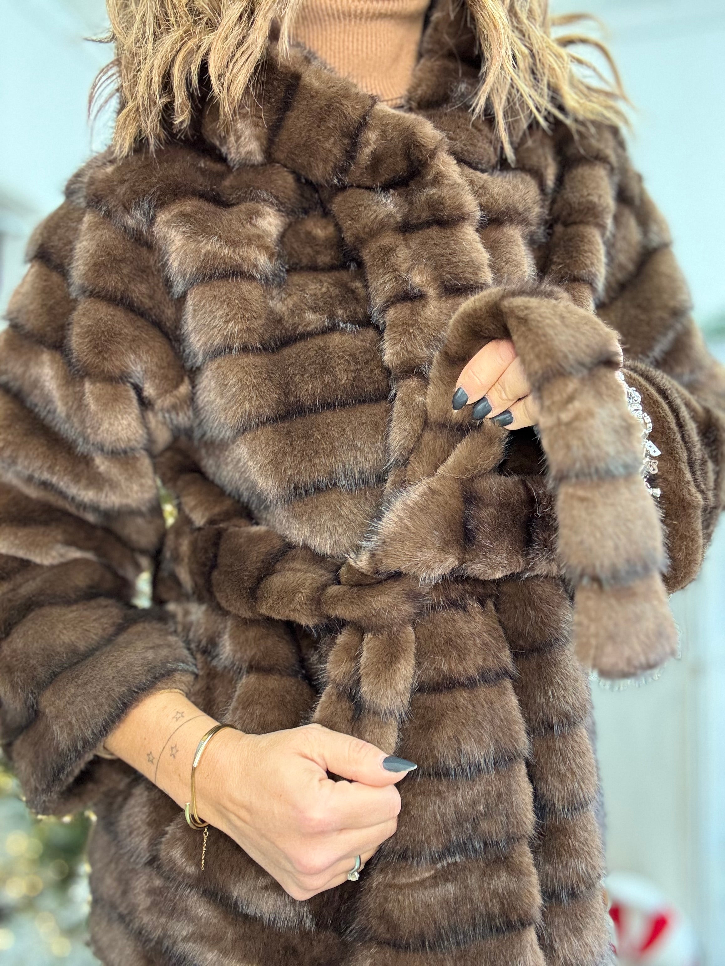 Il pellicciotto elegance con cappuccio e cintura