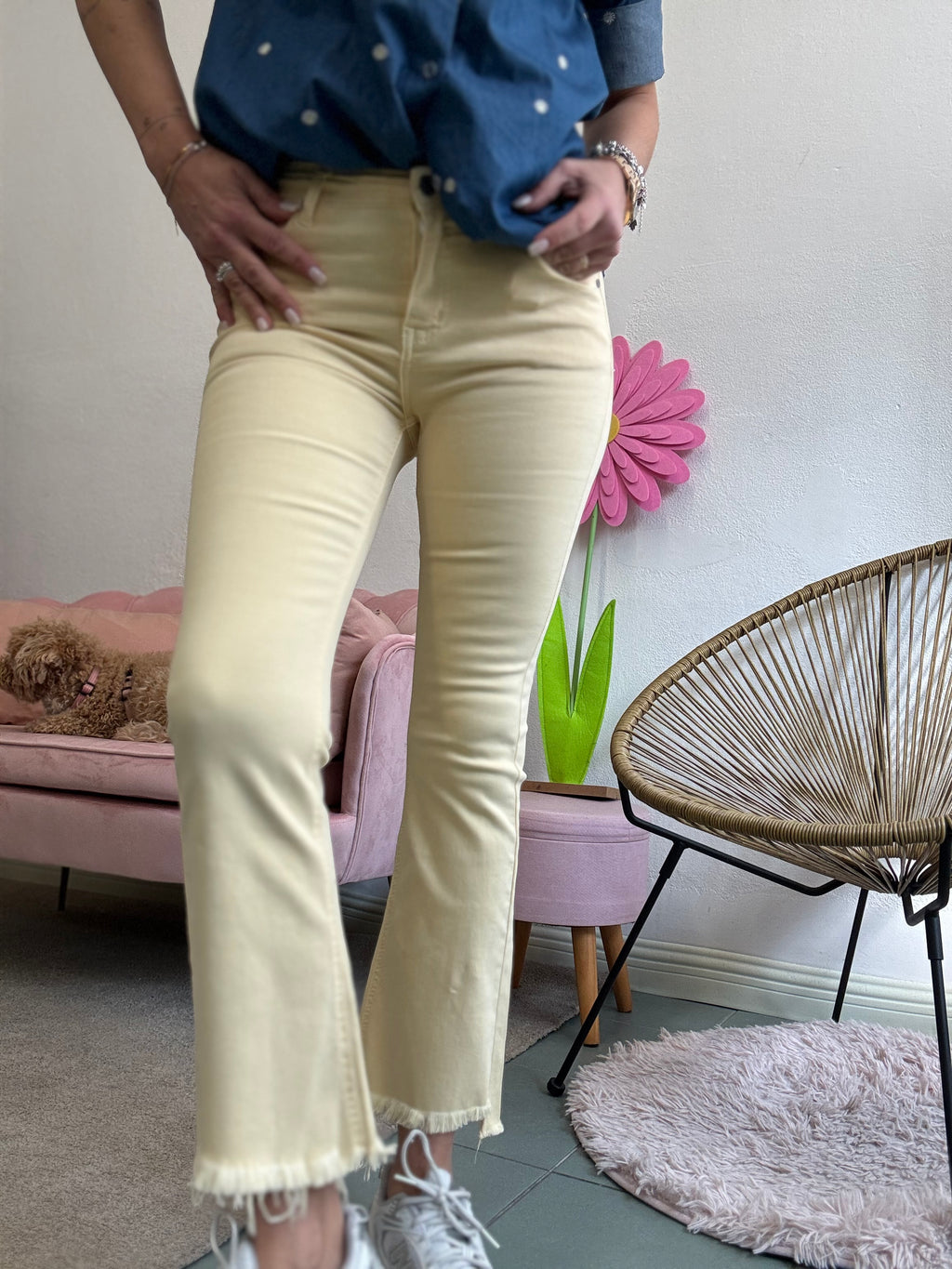 Il jeans zampetta con le frangette giallo burro