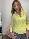La blusa col fiocco laterale
