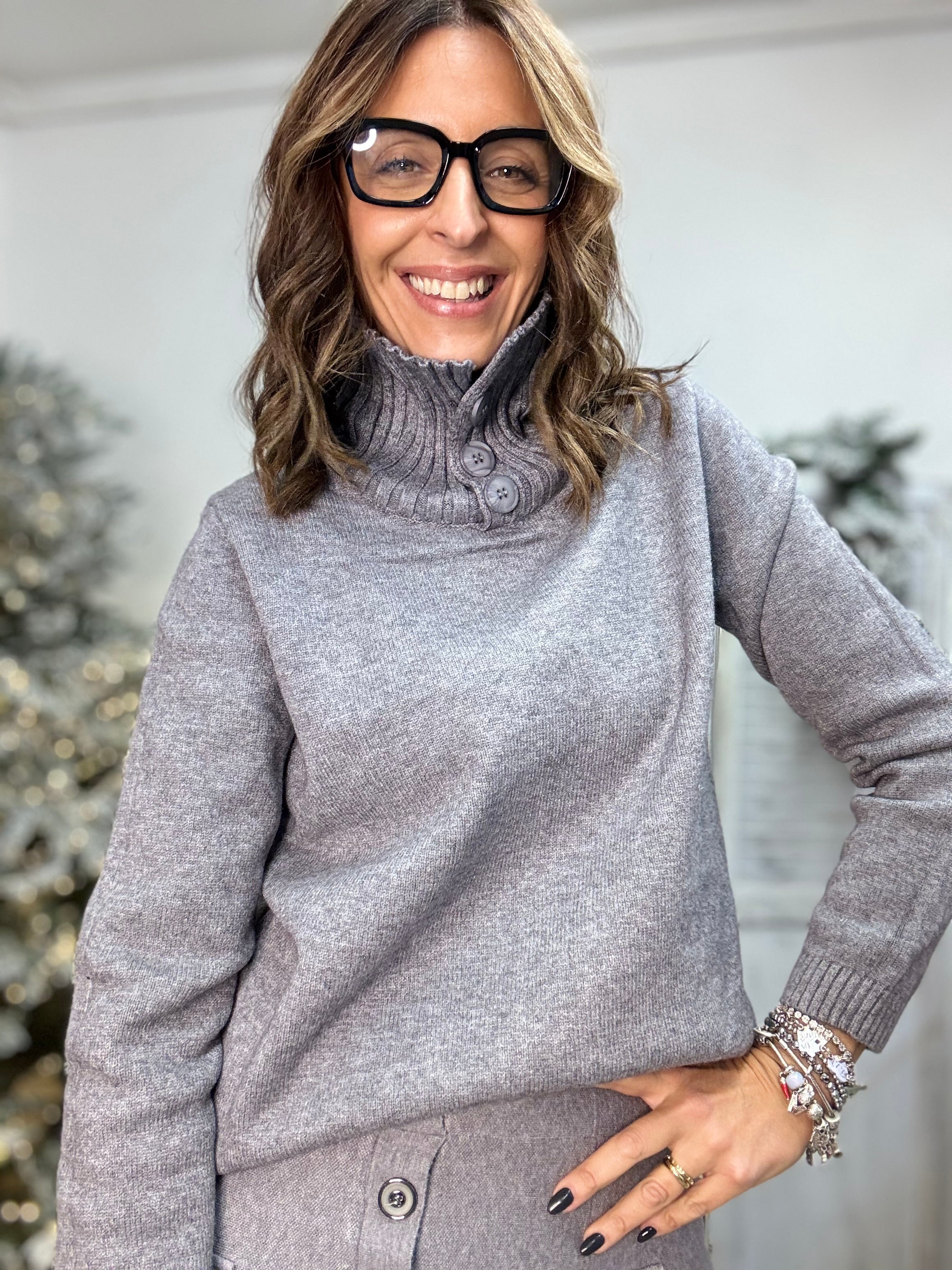 Il pull coi bottoni al collo