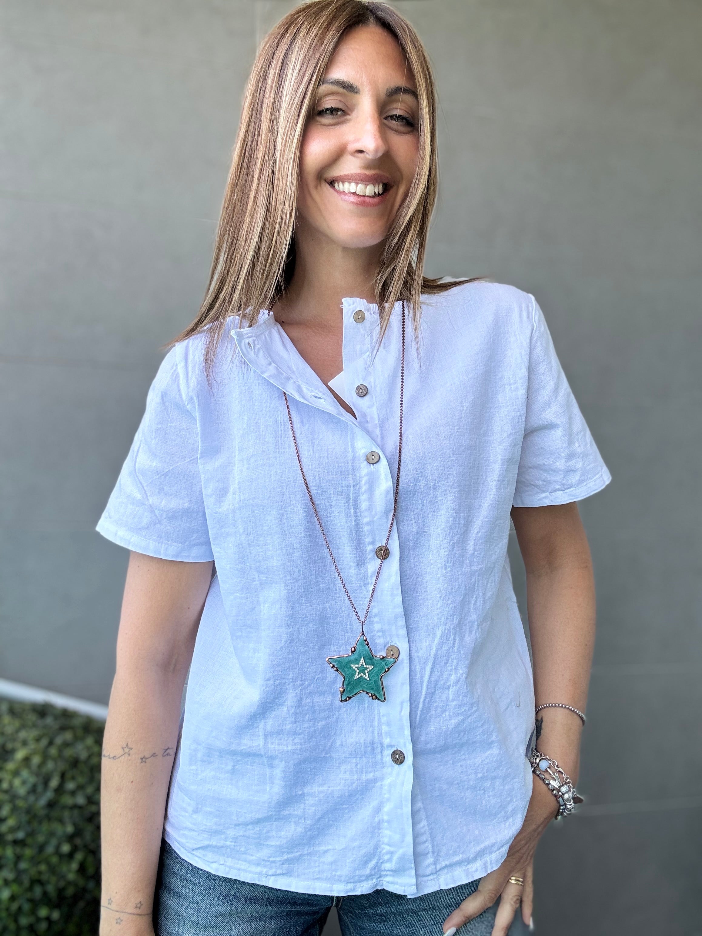 La blusa di cotone coi bottoncini dietro