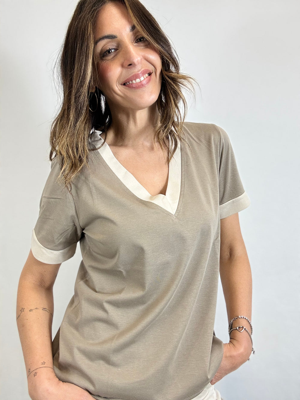 La t-shirt scollo a V coi bordi a contrasto